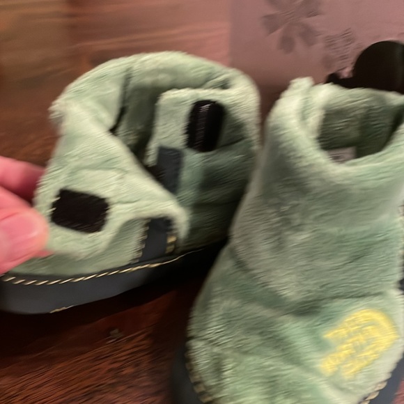 The North Face slipper booties size 4 baby/toddler - Picture 6 of 6